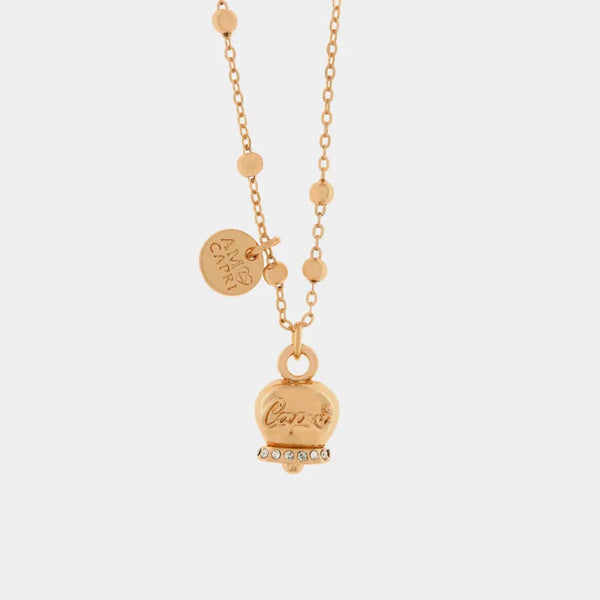 Collana in Metallo con campanella portafortuna pendente impreziosita da cristalli bianchi e scirtta Capri a rilievo — collezione belvedere