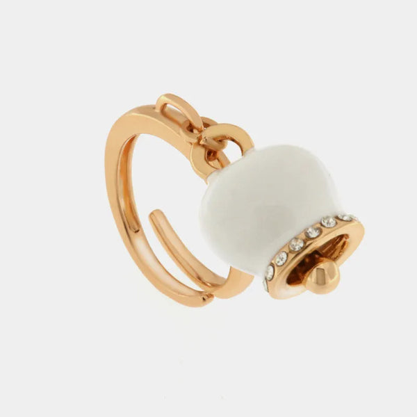 Anello in Metallo con campanella portafortuna, impreziosita da smalto bianco e cristalli — collezione tragara